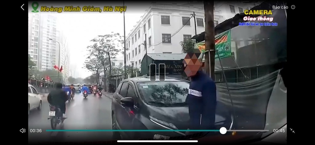 Phạt tiền và tước bằng lái tài xế ô tô đi ngược chiều, đe dọa người đi đường