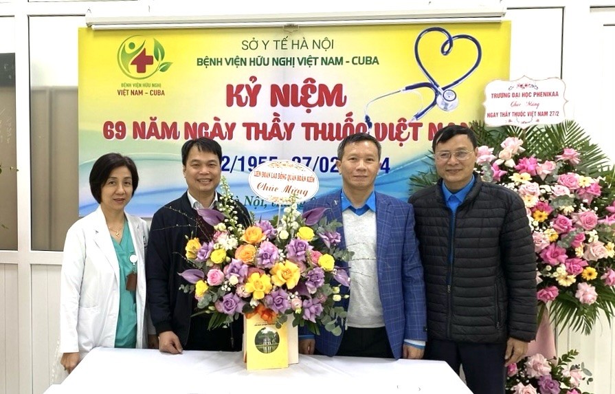 LĐLĐ quận Hoàn Kiếm thăm, chúc mừng các cơ sở y tế trên địa bàn