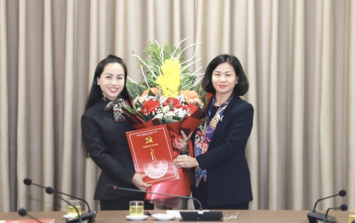 Phó Bí thư Thường trực Thành ủy trao quyết định, tặng hoa chúc mừng đồng chí Phạm Thị Mỹ Hoa