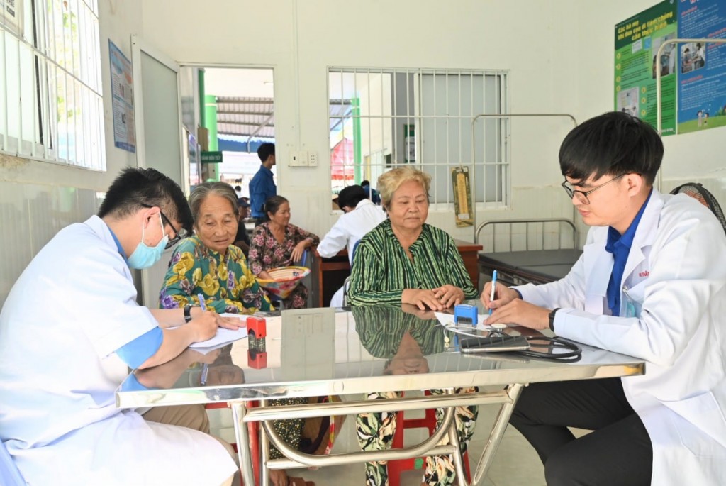 TP.HCM: Khám sức khỏe và phát thuốc miễn phí cho người dân xã đảo Thạnh An