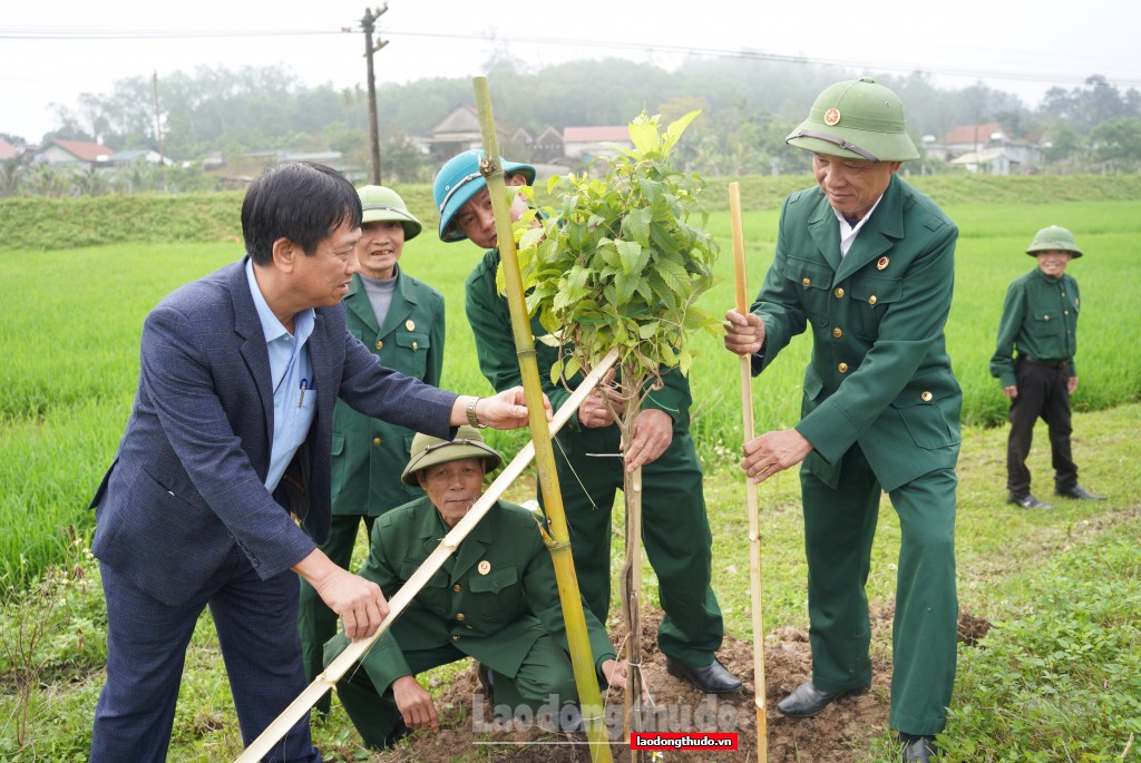 Chung tay xây dựng “Đoạn đường ông cháu cùng chăm” và “Đường tàu – Đường hoa”