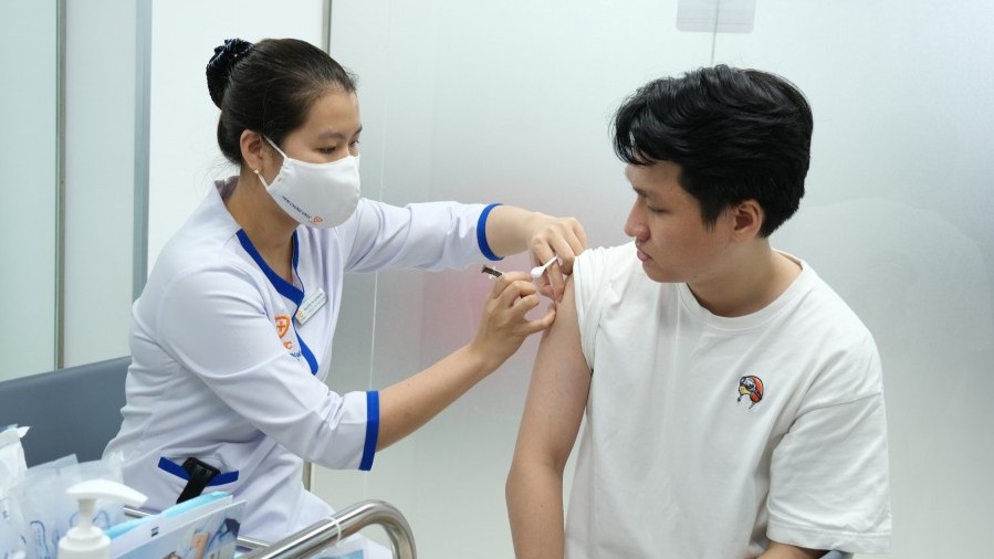 Hàng nghìn người chủ động tiêm phòng vắc xin HPV