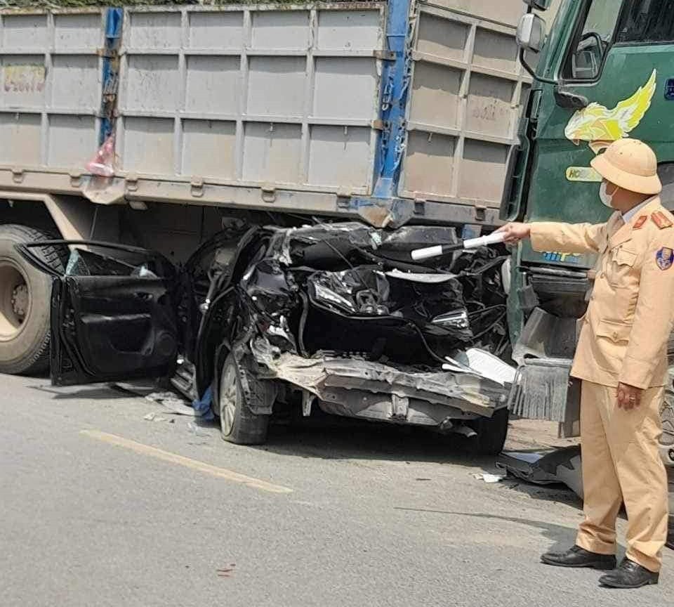 Tai nạn giao thông nghiêm trọng, xe ô tô bẹp rúm trong gầm xe tải