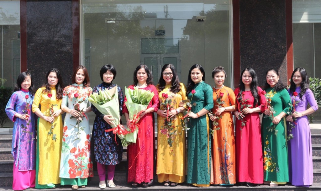 Nữ đoàn viên Công đoàn Viên chức tỉnh Nghệ An duyên dáng hưởng ứng “Tuần lễ áo dài”