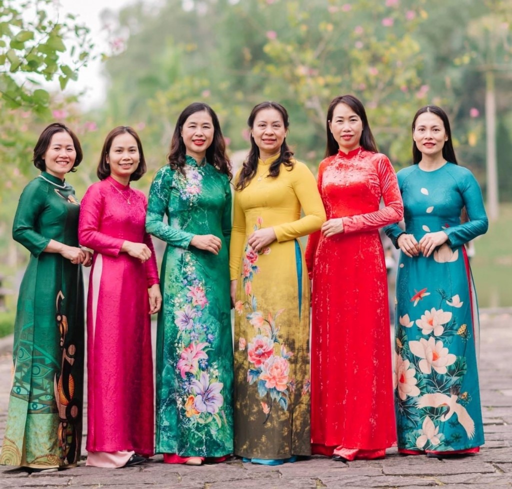 Nữ đoàn viên Công đoàn Viên chức tỉnh Nghệ An duyên dáng hưởng ứng “Tuần lễ áo dài”