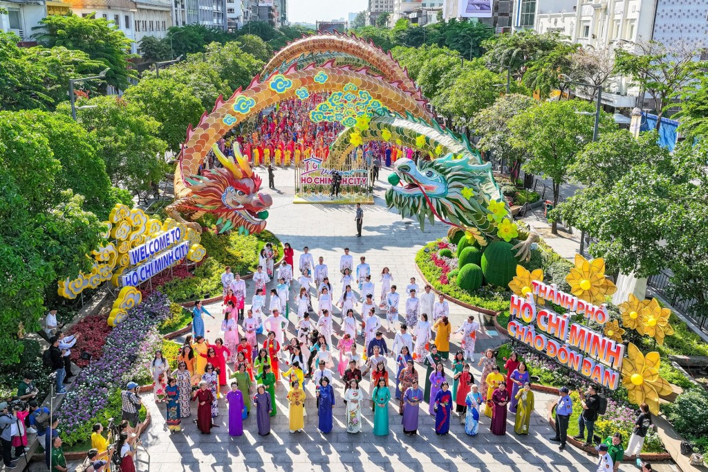 TP.HCM: Hàng nghìn người mang áo dài đến Phố đi bộ Nguyễn Huệ