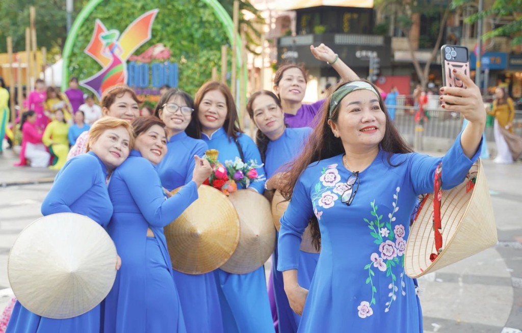 TP.HCM:  Hơn 5.000 phụ nữ tham gia lễ hội áo dài trên phố đi bộ Nguyễn Huệ