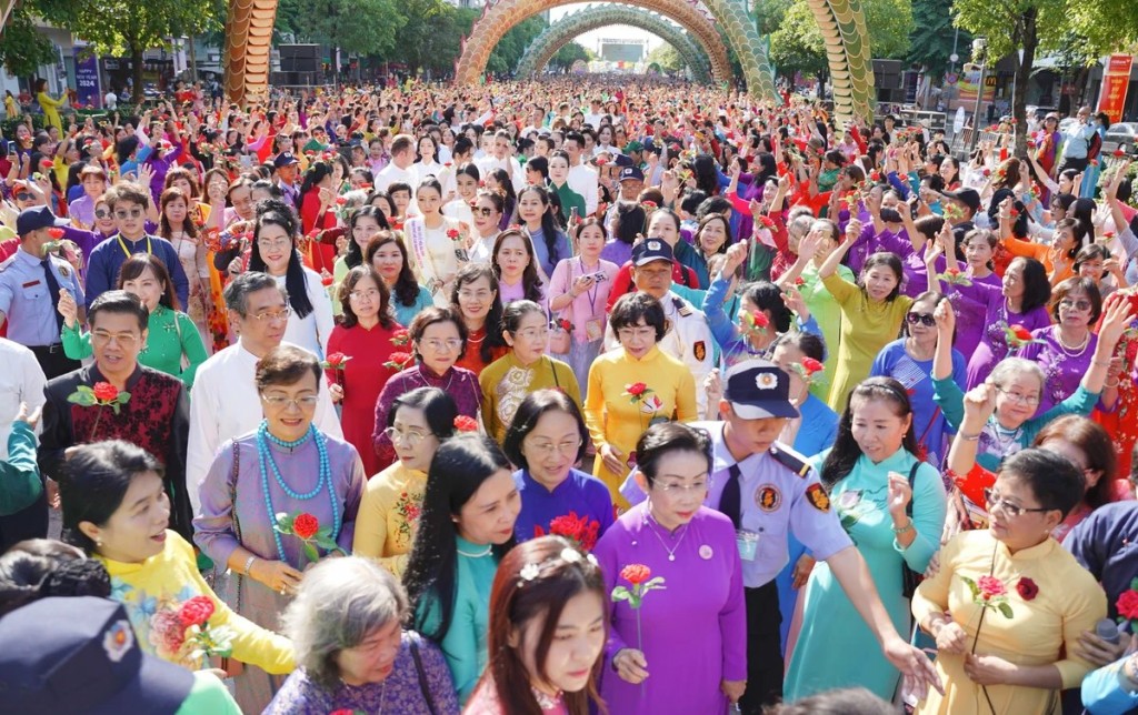 TP.HCM:  Hơn 5.000 phụ nữ tham gia lễ hội áo dài trên phố đi bộ Nguyễn Huệ