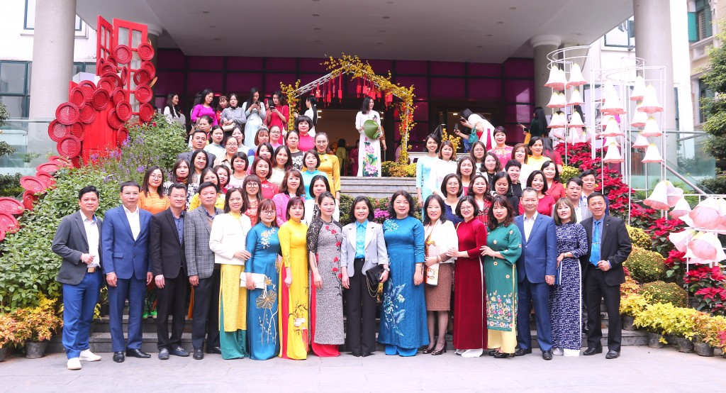 Nữ cán bộ công đoàn ngành GTVT Hà Nội tham gia hoạt động giáo dục truyền thống