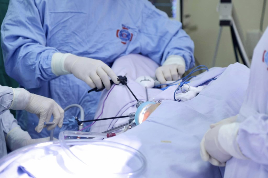 Phẫu thuật nội soi một lỗ cắt tuyến vú kết hợp tạo hình thẩm mỹ cho bệnh nhân