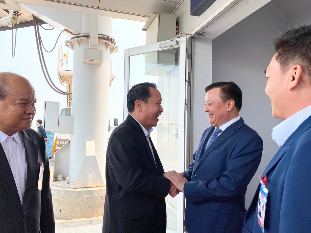 Phó Bí thư Thành ủy Viêng Chăn Xonglaudongnou đón Bí thư Thành ủy Hà Nội Đinh Tiến Dũng tại sân bay Wattay (Thủ đô Viêng Chăn).