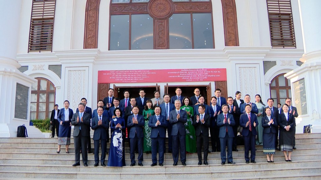 Lãnh đạo Thủ đô Hà Nội và Thủ đô Viêng Chăn chụp ảnh lưu niệm tại trụ sở Thành ủy Viêng Chăn.