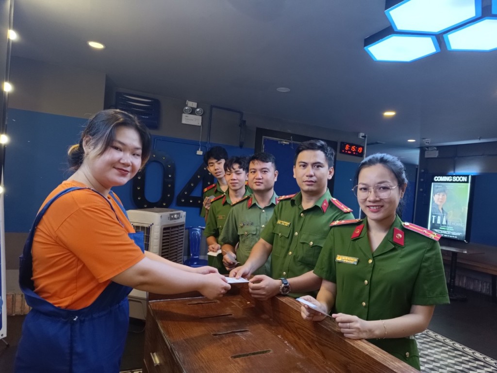 Công an tỉnh Khánh Hoà tổ chức cho cán bộ, chiến sỹ xem phim “Đào, Phở và Piano”