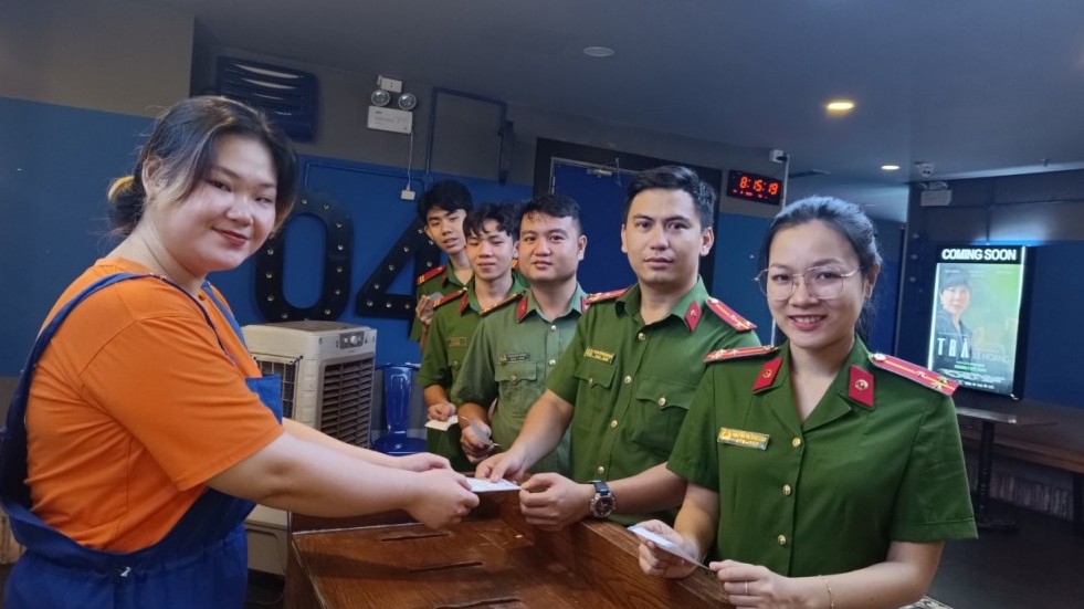 Công an tỉnh Khánh Hoà tổ chức cho cán bộ, chiến sỹ xem phim “Đào, Phở và Piano”