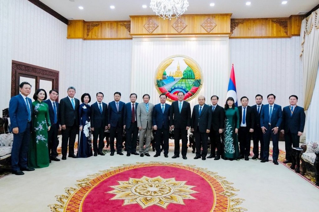 Thủ tướng Chính phủ nước Cộng hòa Dân chủ Nhân dân Lào Sonexay Siphandone với Đoàn đại biểu cấp cao thành phố Hà Nội.