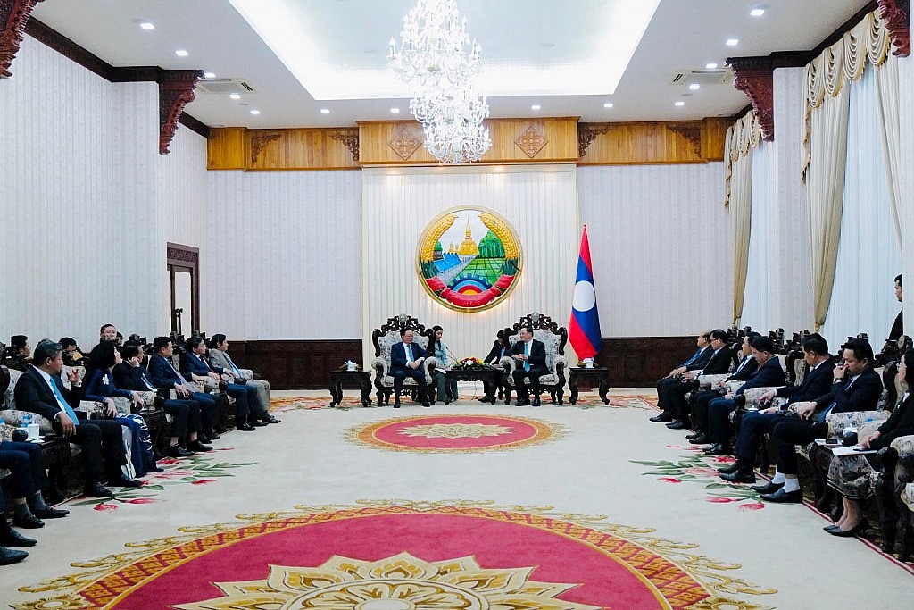 Thủ tướng Lào thân mật tiếp Đoàn đại biểu thành phố Hà Nội