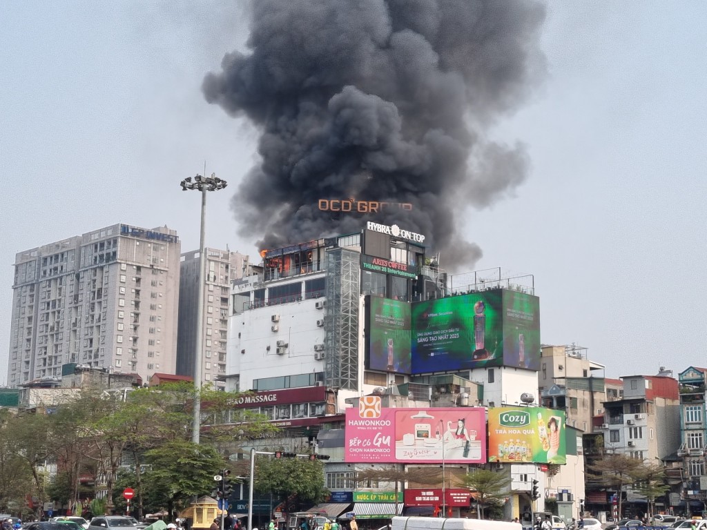 Đang cháy lớn trên phố Ô Chợ Dừa lực lượng chức năng khẩn trương chữa cháy