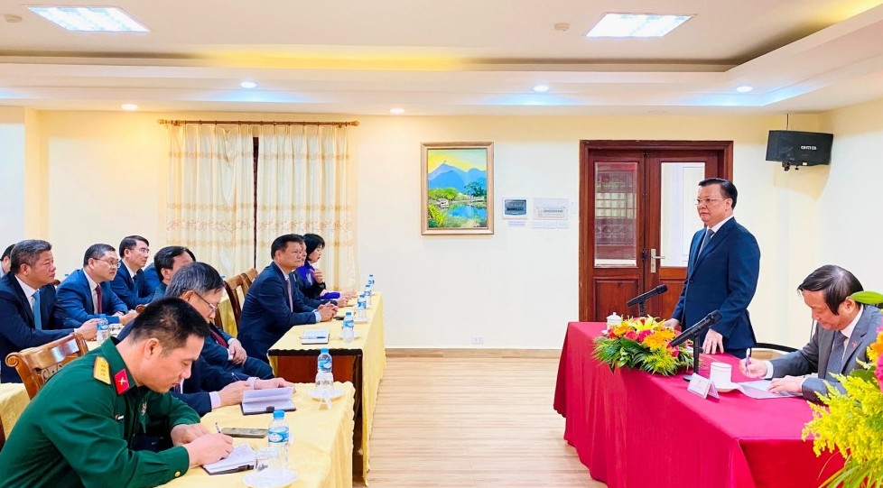 Bí thư Thành ủy Hà Nội Đinh Tiến Dũng thăm Đại sứ quán Việt Nam tại Lào