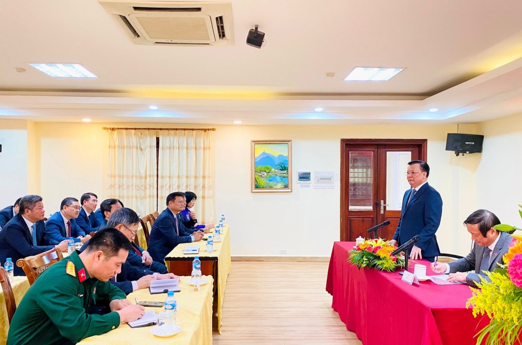 Bí thư Thành ủy Hà Nội Đinh Tiến Dũng trao đổi với cán bộ, nhân viên Đại sứ quán Việt Nam tại Lào.