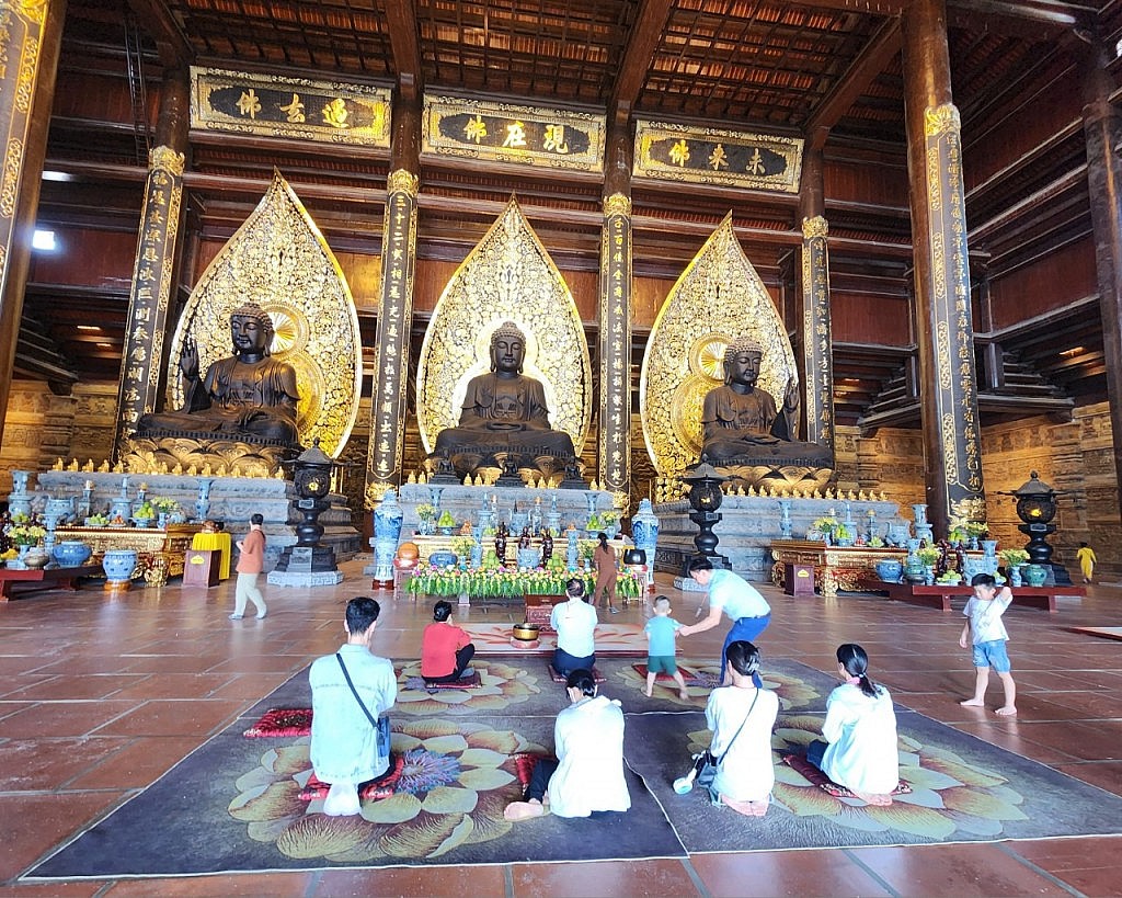 Khám phá nét đẹp tâm linh, văn hóa Việt tại chùa Tam Chúc