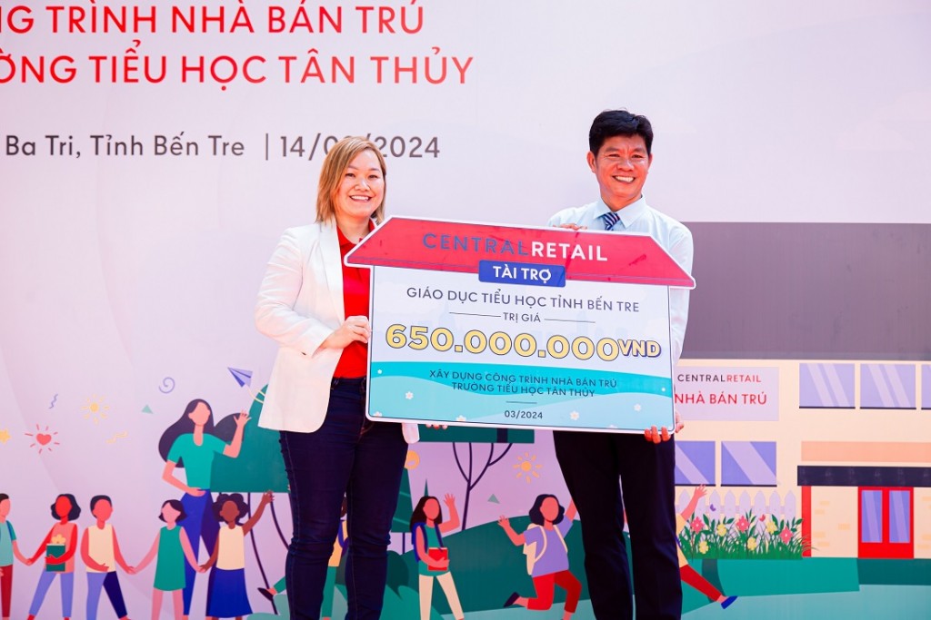 Đại diện tập đoàn Central Retail tại Việt Nam trao bảng tượng trưng cho nhà trường