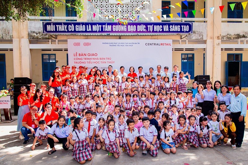 Niềm vui của học sinh và giáo viên trường Tiểu học Tân Thủy khi được bàn giao nhà ăn bán trú