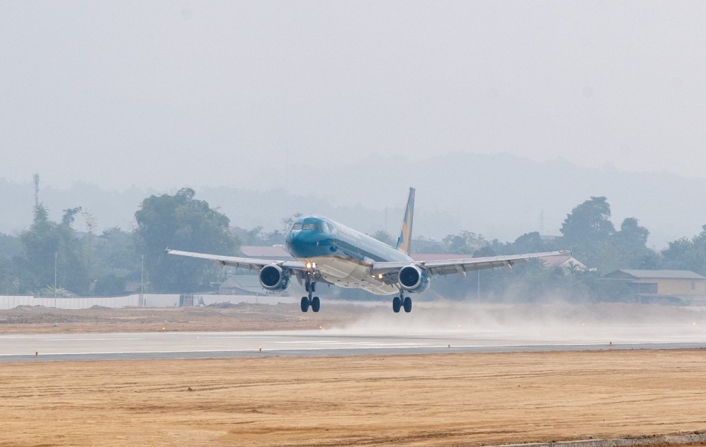 Máy bay Vietnam Airlines hạ cánh tại sân bay Điện Biên.