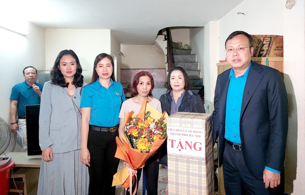 LĐLĐ thành phố Hà Nội tích cực chăm lo cho lao động nữ