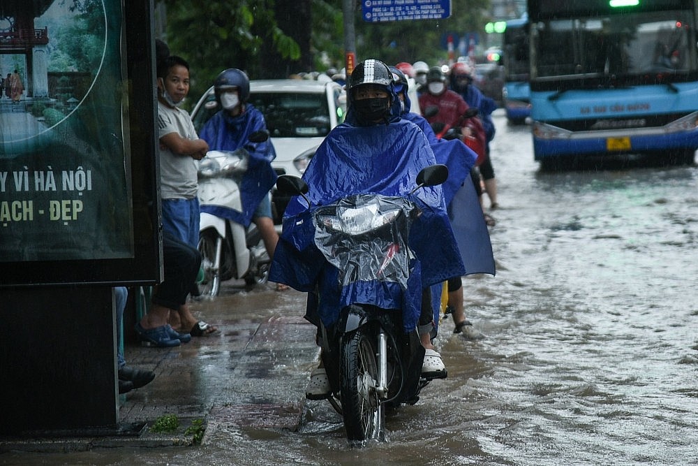 Cảnh báo dông, lốc, sét, mưa đá và mưa lớn cục bộ tại nội thành Hà Nội