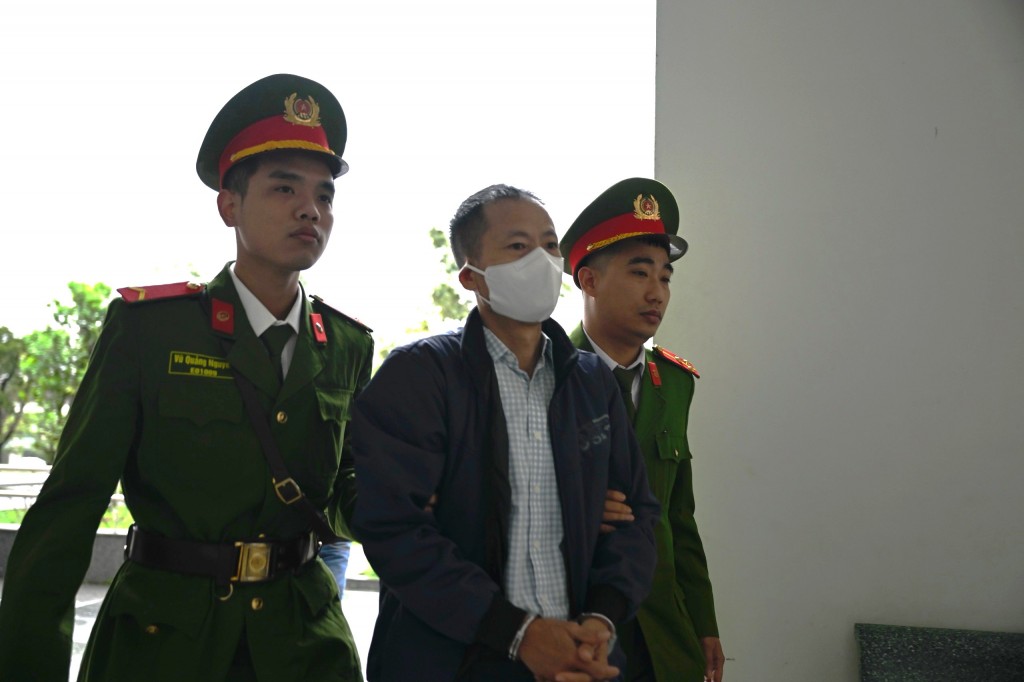 Hàng nghìn nhà đầu tư đội mưa tới dự phiên tòa xét xử vụ Tân Hoàng Minh