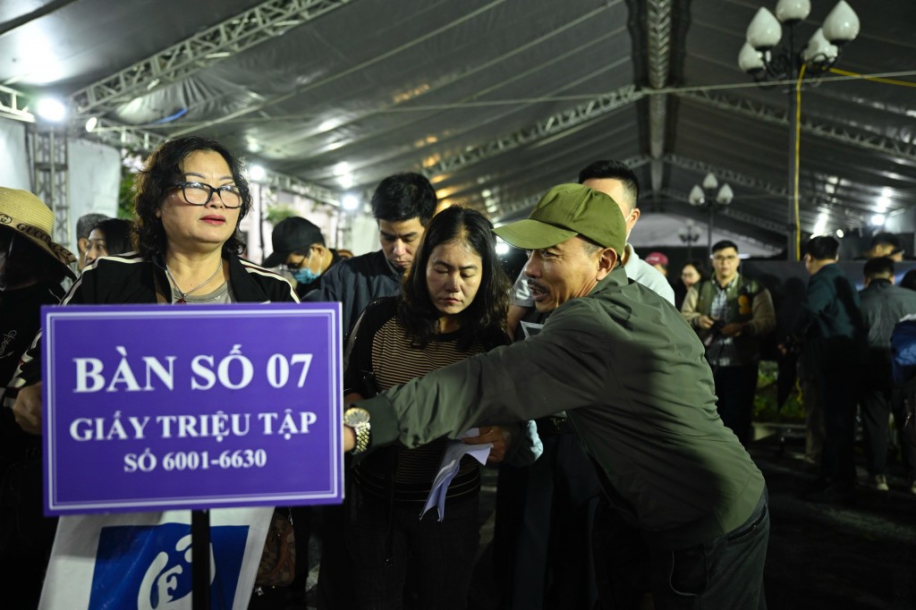 Hàng nghìn nhà đầu tư đội mưa tới dự phiên tòa xét xử vụ Tân Hoàng Minh