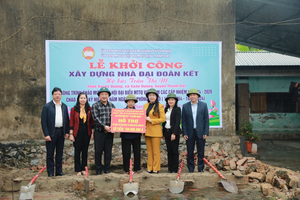 Trao tặng 100 triệu đồng, giúp hộ cận nghèo huyện Thanh Oai xây dựng Nhà Đại đoàn kết