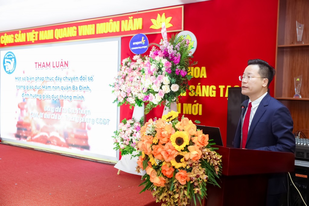Tiến sĩ Lê Đức Thuận - Quận uỷ viên, Trưởng Phòng GDĐT quận Ba Đình trình bày tham luận.