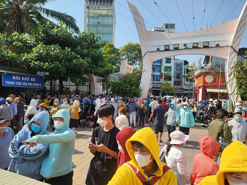 Độc đáo phiên chợ lá tại TP.HCM, hàng nghìn người tham dự