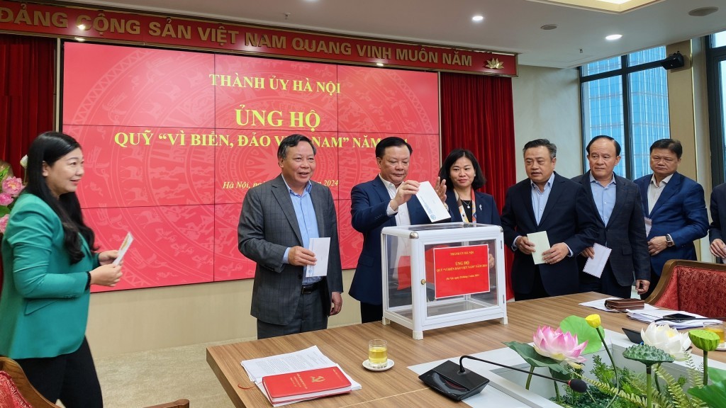Thành ủy Hà Nội ủng hộ Quỹ “Vì biển, đảo Việt Nam” năm 2024