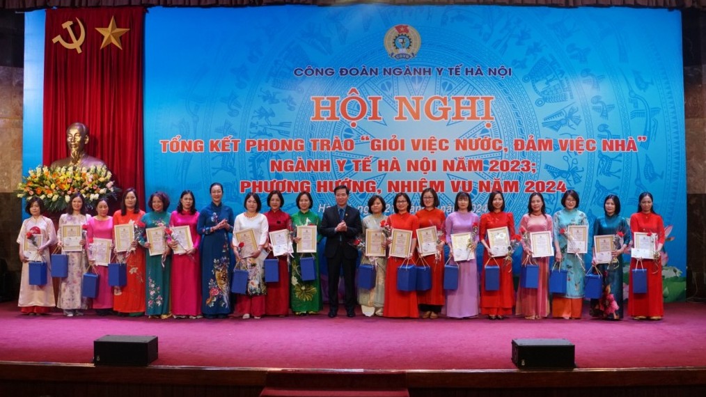 Công đoàn ngành Y tế Hà Nội khen thưởng 175 cá nhân "Giỏi việc nước, đảm việc nhà"