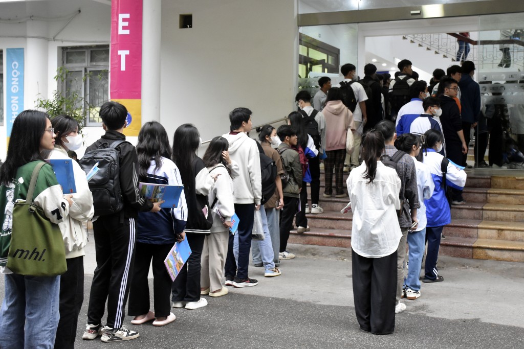 Hàng nghìn thí sinh tham dự kỳ thi đánh giá năng lực đợt 1 của Đại học Quốc gia Hà Nội