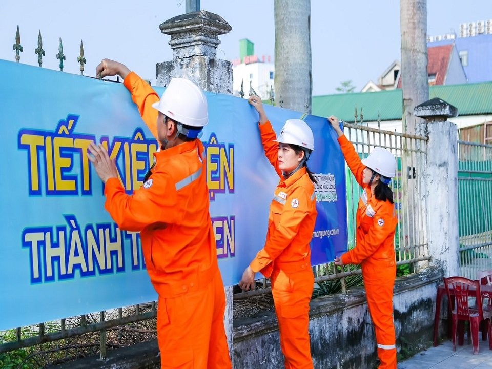 Tại các tuyến phố, địa điểm công cộng, trường học… nơi có nhiều người dân qua lại, PC Nghệ An đã thực hiện  treo băng rôn, áp phích tuyên truyền hưởng ứng “Giờ Trái đất năm 2024”.