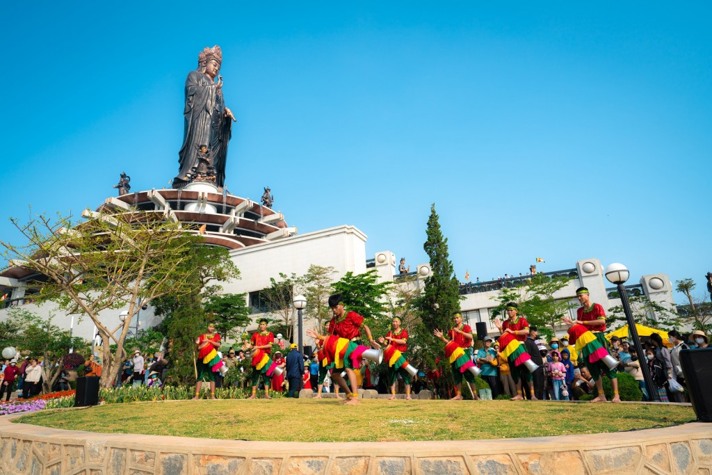 Tây Ninh bùng nổ với pháo hoa và chương trình nghệ thuật quy tụ nhiều ca sĩ đình đám