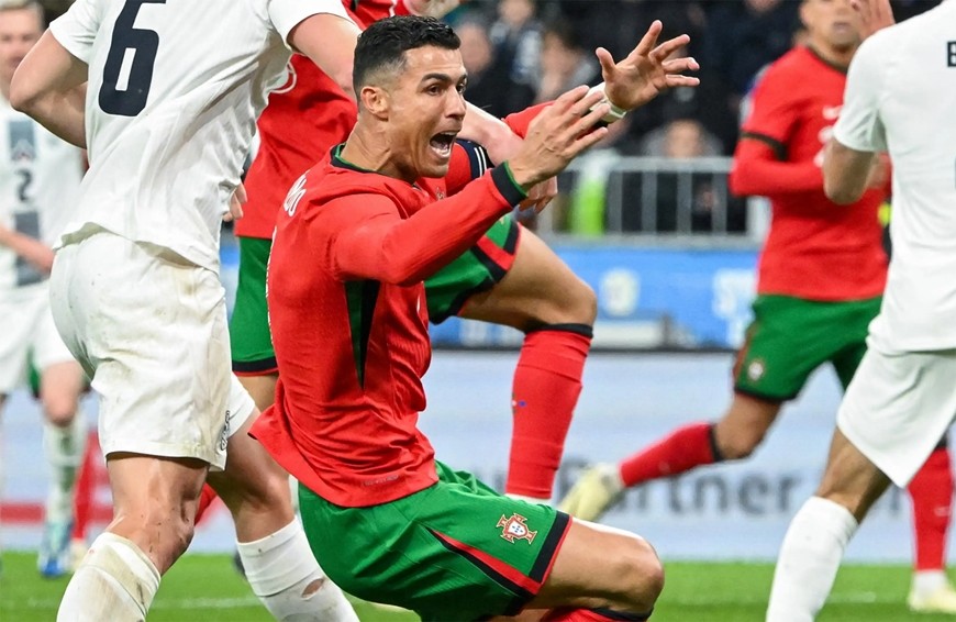 Bồ Đào Nha thua Slovenia 0-2, dù tiền đạo Cristiano Ronaldo trở lại. Mạch toàn thắng của huấn luyện viên Roberto Martinez đã bị chặn lại.