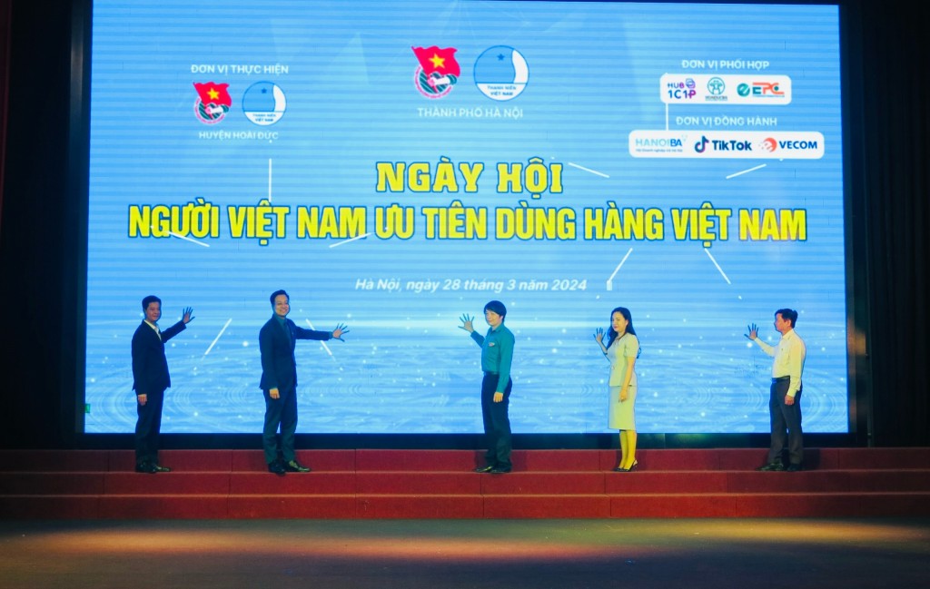 Hàng loạt KOL, Tiktoker livestream bán hàng góp sức đưa hàng Việt Nam lan tỏa