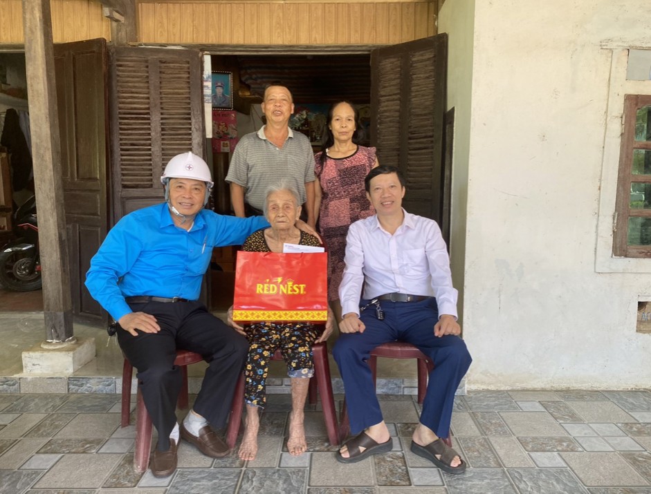 Công đoàn Công ty nhận phụng dưỡng Mẹ Việt Nam anh hùng và thường xuyên thăm hỏi các Mẹ