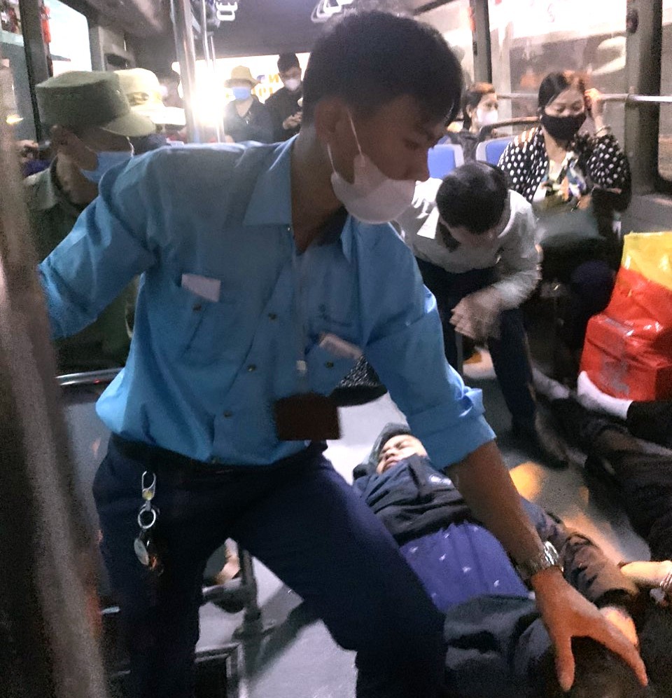 Nhân viên xe buýt kịp thời đưa người gặp nạn đi cấp cứu