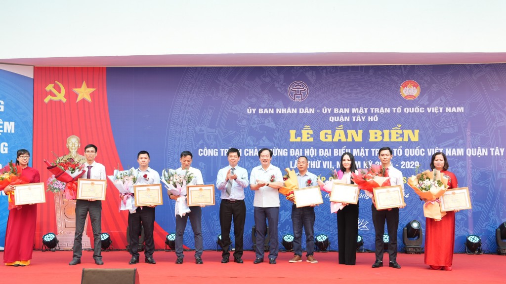 Gắn biển công trình chào mừng Đại hội Mặt trận Tổ quốc Việt Nam quận Tây Hồ lần thứ VII