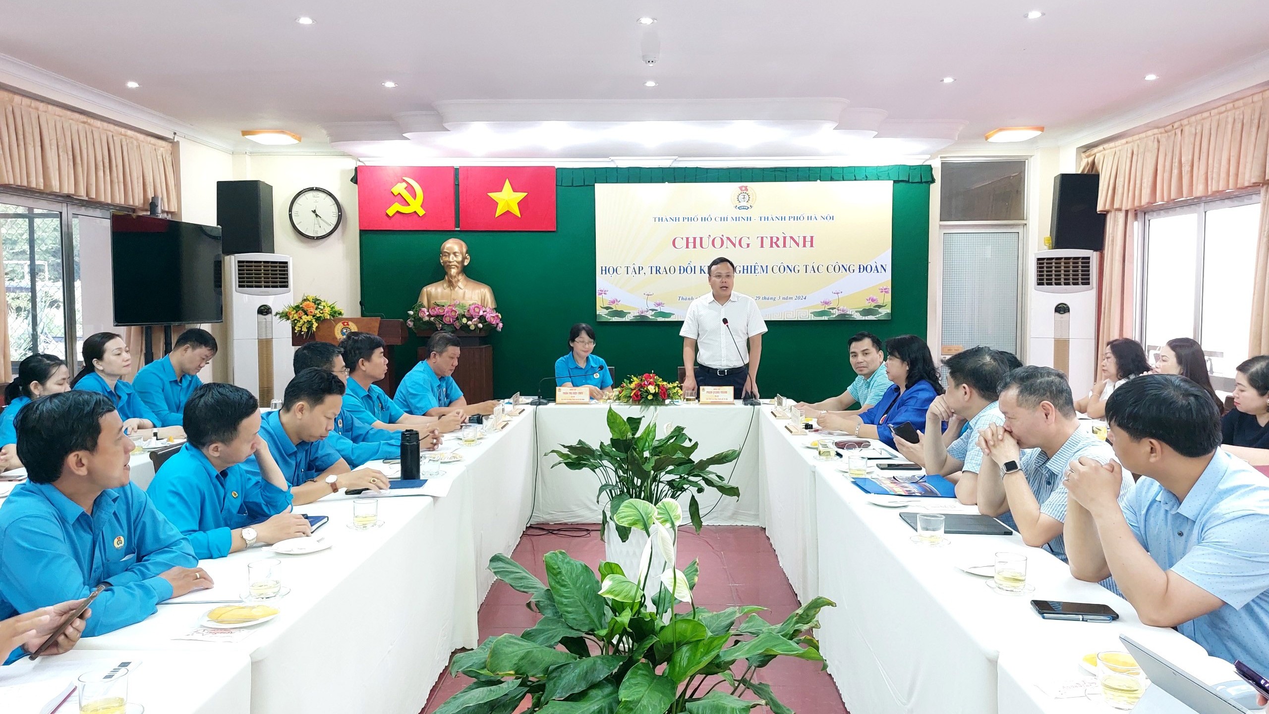 LĐLĐ Thành phố Hà Nội và LĐLĐ Thành phố Hồ Chí Minh trao đổi kinh nghiệm triển khai công tác công đoàn