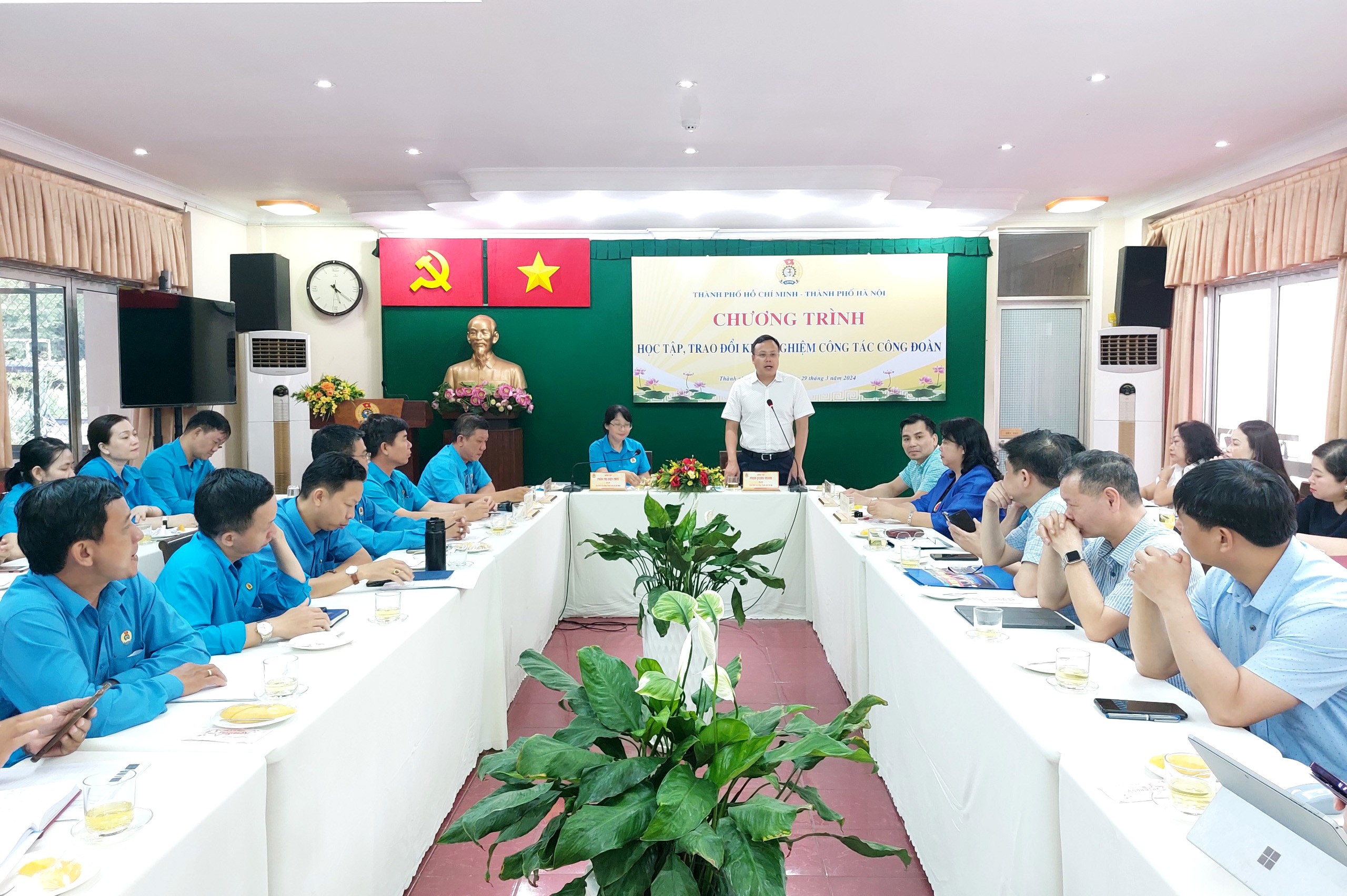 LĐLĐ Thành phố Hà Nội và LĐLĐ Thành phố Hồ Chí Minh trao đổi kinh nghiệm triển khai công tác công đoàn