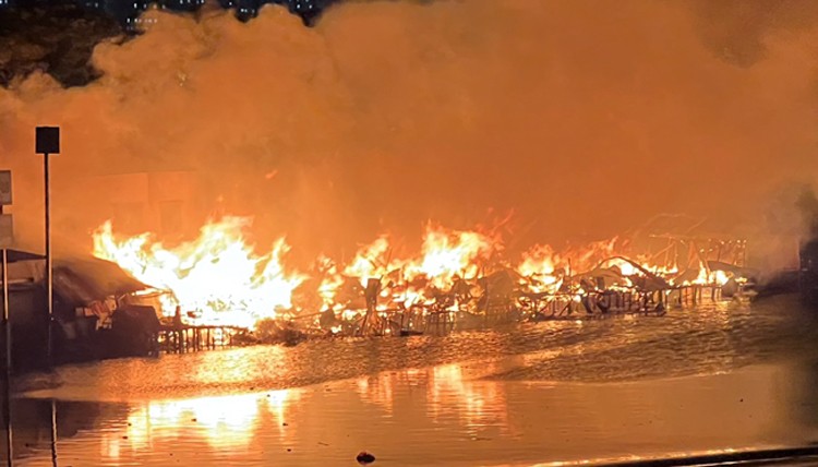 Tối ngày 1/4: Cháy nhà ven kênh quận 8, không thiệt hại về người