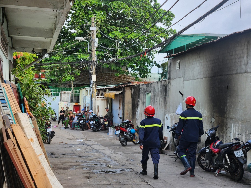 TP.HCM: Hiện trường tan hoang sau vụ cháy trong đêm ven kênh Tàu Hủ