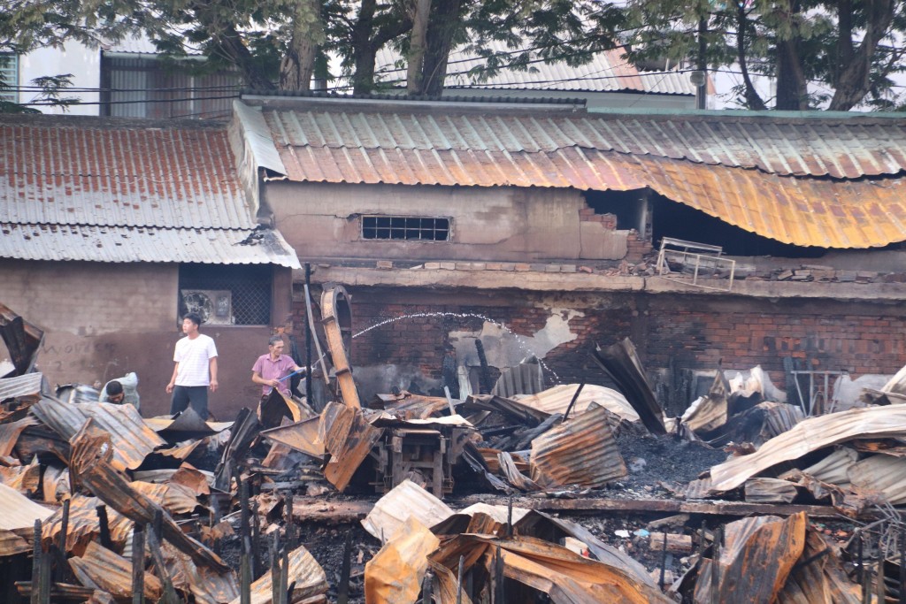 TP.HCM: Hiện trường tan hoang sau vụ cháy trong đêm ven kênh Tàu Hủ