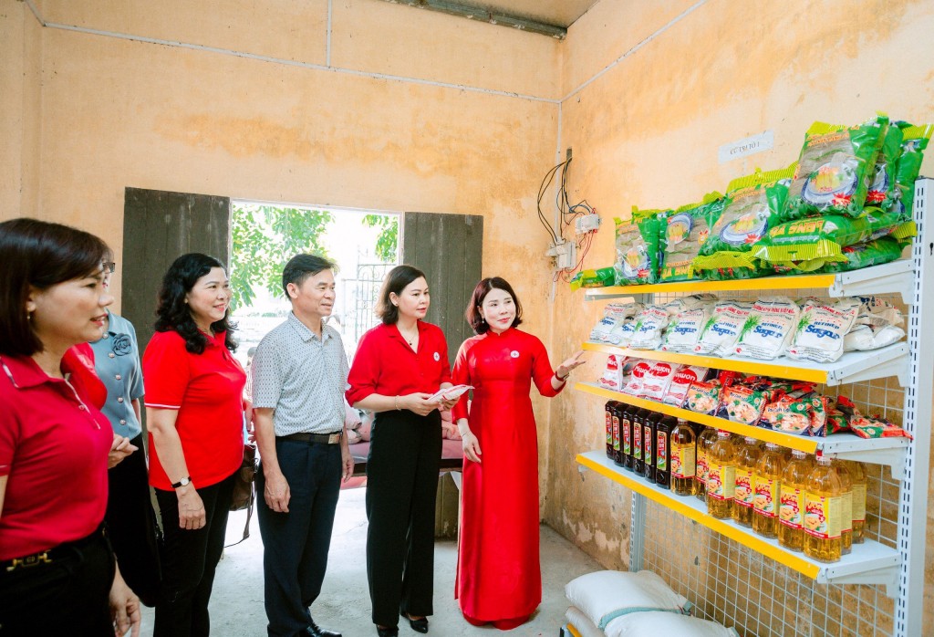 Huyện Ứng Hòa ra mắt điểm mô hình "Cụm dân cư nhân ái" và "Gian hàng nhân đạo"